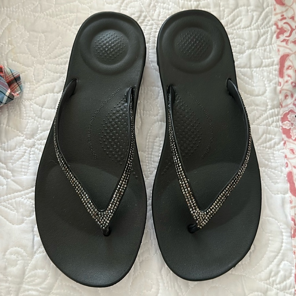 fitflop flip flops - never worn, size 8, black crystal straps
